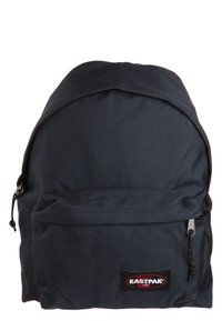 Černý látkový batoh s kulatým vrcholem, přední kapsou na zip a nášivkou s logem Eastpak. Nastavitelné popruhy a stahovací uzávěr ve vrchní části.