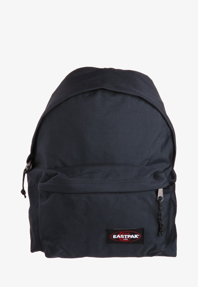 Černý látkový batoh s kulatým vrcholem, přední kapsou na zip a nášivkou s logem Eastpak. Nastavitelné popruhy a stahovací uzávěr ve vrchní části.