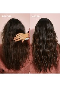 Före: frissigt, otämjt mörkbrunt hår. Efter: slätt, fylligt, vågigt mörkbrunt hår. Båda bilderna visar liknande hårlängd och textur.