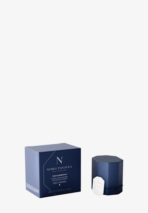 Contenant hexagonal bleu foncé et boîte assortie de Noble Panacea The Elemental exfoliant raffermissant avec une petite étiquette blanche sur le contenant.
