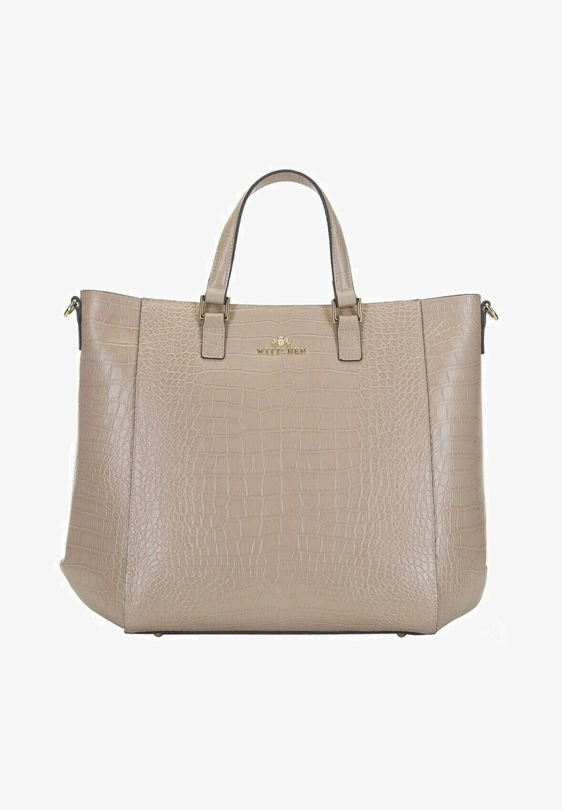 Beige krokodilprägling läder tote-väska med två handtag, guldfärgad hårdvara och en logotypaccent i mitten. Slät textur, rektangulär form.