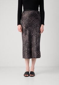 Leopardmønstret midi-skjørt i brune og grå nyanser, med en tettsittende midjebånd og glatt tekstur, kombinert med svarte sklisandaler.