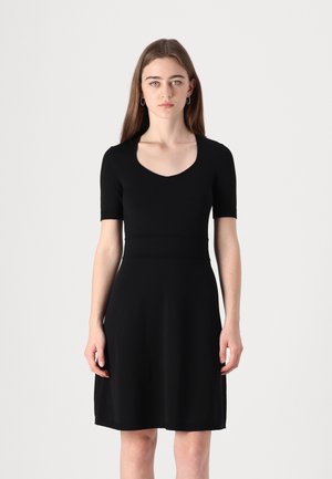 Robe noire avec un corsage ajusté et des manches courtes, dotée d'un décolleté en V et d'une jupe évasée. Fabriquée en tissu lisse et extensible.