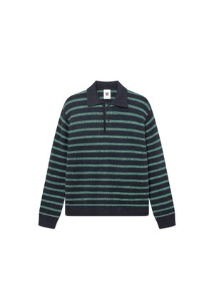 Polo bleu marine à manches longues avec des rayures horizontales vertes et une patte boutonnée sur fond blanc.
