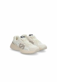 Beige Sportlichschuhe mit Obermaterial aus Mesh und Wildleder, runder Zehenpartie, Schnürverschluss, strukturiertem Zwischensohlendesign und Gummigrip-Außensohle. Schwarze Logo-Akzente.