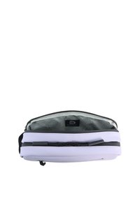 Bolsa gris y blanca con cremallera y forma estructurada; cuenta con un interior estampado y un asa superior; material duradero con acentos gráficos.