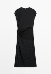 Czarna sukienka do kolan z teksturowaną tkaniną, krótkimi rękawami, marszczeniem po bokach i guzikiem z tyłu przy dekolcie.