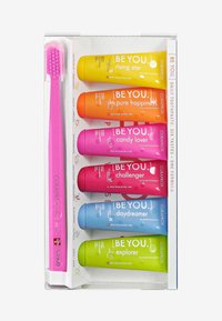 Ensemble de dentifrice Curaprox [BE YOU] avec six tubes colorés : jaune, orange, rose, rouge, bleu et vert, plus une brosse à dents rose.