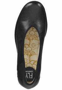Scarpa piatta in pelle nera con apertura ovale, superficie testurizzata e soletta dorata decorata con motivi botanici. Etichetta: "FLY LONDON."