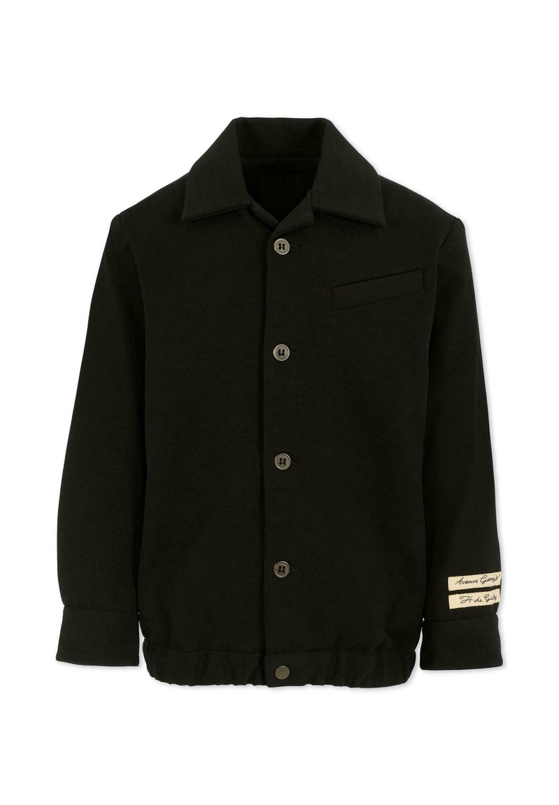 Czarna kurtka na guziki z kołnierzem, kieszenią na piersi i ściągaczem w talii. Wykonana z miękkiego materiału, z metką na rękawie.