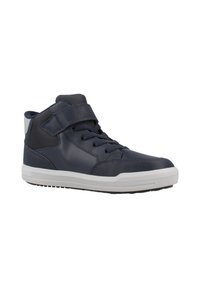 Zapatillas altas de marina hechas de cuero sintético con un acabado texturizado, con cordones y una correa de gancho y bucle, y una suela de goma blanca.