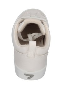 Witte canvas sneaker met een ronde neus, gevoerde kraag en ton-sur-ton veters. Heeft een gestructureerde zool en een zilveren logo-accent op de hak.