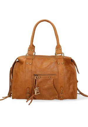 Borsa a mano in pelle marrone con doppi manici, tasca frontale con zip, borchie metalliche decorative e ciondolo dorato a forma di lettera "E" sulla cerniera.