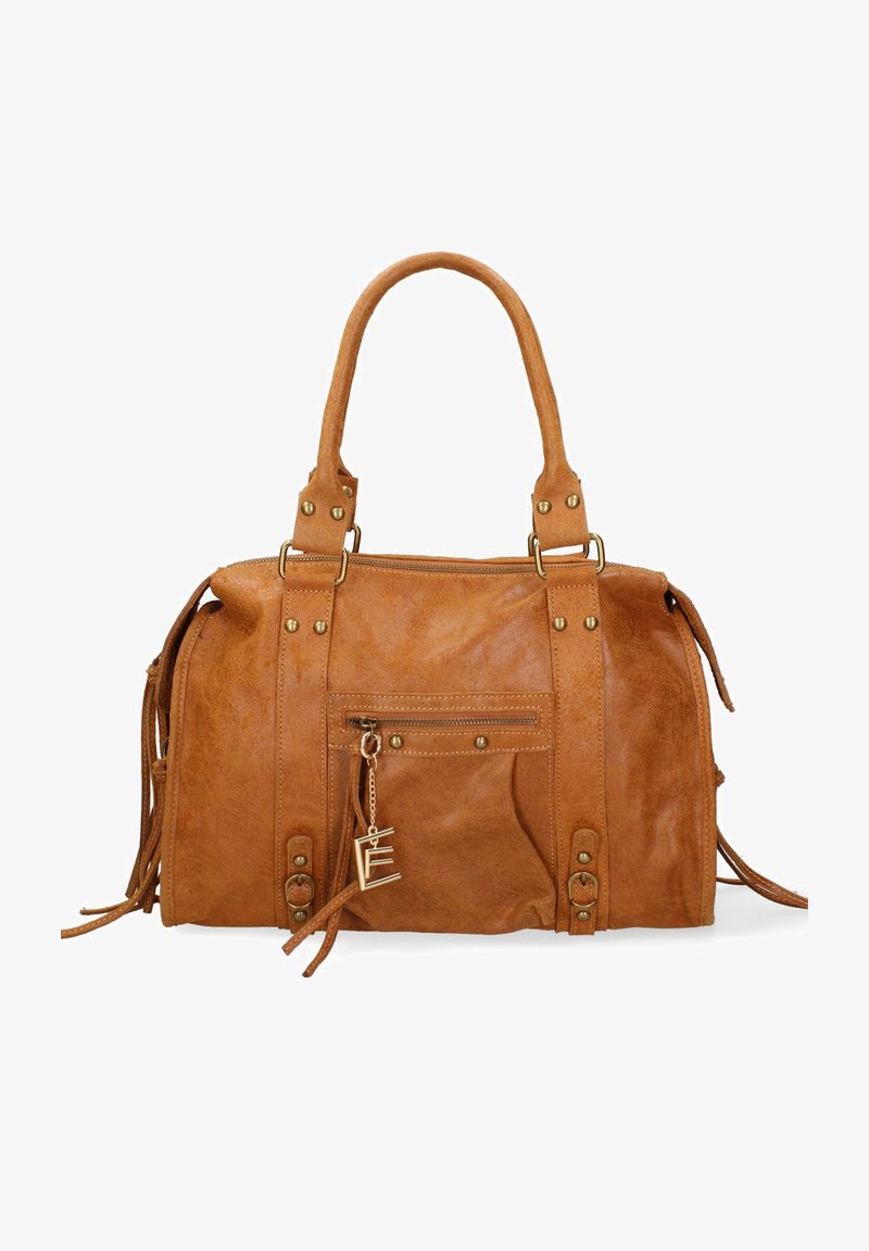 Braune Lederhandtasche mit doppelten Griffen, frontaler Reißverschlusstasche, dekorativen Metallnieten und einem goldenen Buchstaben "E" Anhänger am Reißverschluss.