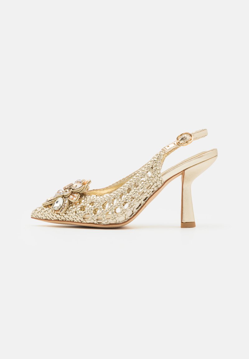 Scarpa slingback dorata con punta affilata, dettaglio floreale testurizzato e tacco scolpito. Realizzata con decorazioni intricate e una finitura liscia.