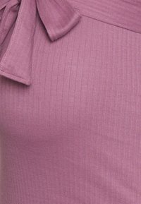 Missguided Maternity MATERNITY BELTED SPLIT SIDE MIDI DRSS - Vestido de malha - dusky pink