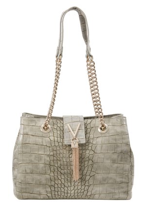 Bolso gris con estampado de cocodrilo con asas de cadena dorada y un broche dorado en forma de V con cadenas de flecos.