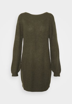 Abito lavorato a maglia in verde oliva scuro, con maniche lunghe, scollatura ampia e una vestibilità rilassata. Motivo testurizzato su tutta la superficie.