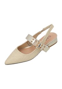 Zapato slingback de punta beige con upper de tela texturizada, detalle de hebilla metálica y tacón bajo. Presenta un cierre en la parte posterior y lados abiertos.