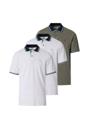 Drei Poloshirts mit kurzen Ärmeln, zwei weiße und ein graues, jeweils mit einem marineblauen Kragen und gestreiften Abschlüssen an Ärmeln und Kragen.