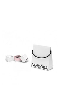 Busta da shopping bianca con manico a corda nera, con logo "PANDORA". Include una scatola bianca e una scatola rosa con interno nero, entrambe etichettate.