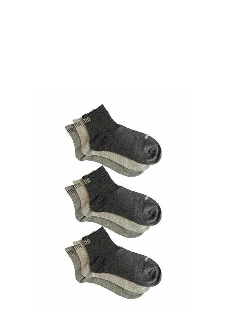 Drei Paar Knöchelstrümpfe in Dunkelgrau und Hellgrau, mit glatter Textur und gerippten Bündchen, die mit einem Druck-Logo versehen sind.