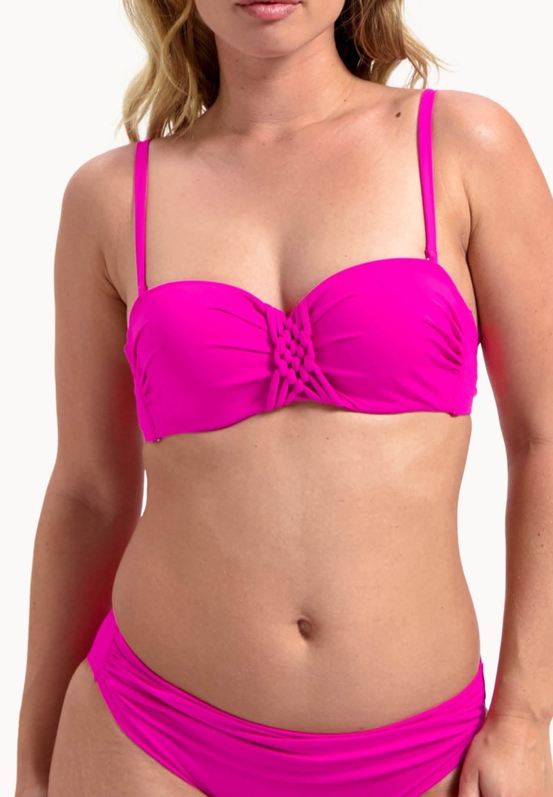 Set di bikini rosa con un top bandeau arricciato caratterizzato da un dettaglio intrecciato al centro e spalline sottili, abbinato a slip a vita bassa coordinati.