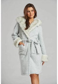 Accappatoio in pile di colore azzurro chiaro con colletto e polsini in morbido pelo bianco, legato in vita, dotato di due tasche laterali.