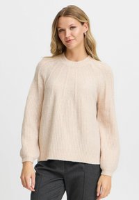Helles rosa gestricktes Sweatshirt mit gerippter Textur, rundem Halsausschnitt und voluminösen Ärmeln. Verfügt über ein horizontales Streifenmuster auf dem Oberkörper.