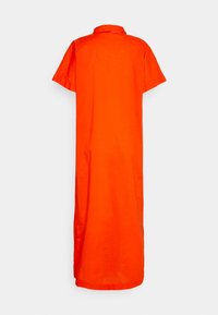 Vestido de manga curta e comprimento até ao tornozelo em tecido laranja brilhante, com colarinho e design minimalista. Textura suave, sem padrões ou detalhes visíveis.