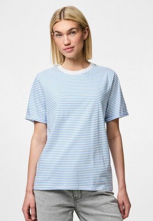 Blå och vit randig kortärmad t-shirt med rundad hals, tillverkad av mjukt tyg och med avslappnad passform. Inga anmärkningsvärda mönster eller detaljer.