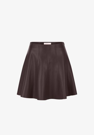 Bruine leren flared rok met een hoge taille en geplooid ontwerp. Gladde textuur en een verborgen ritssluiting opzij voor sluiting.