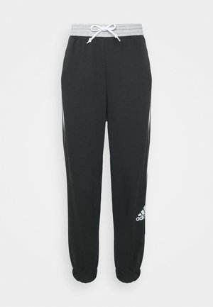 Sorte Adidas træningsbukser med grå elastisk linning og hvide snoretræk, tilspidsede ben med elastiske manchetter og hvidt brandlogo på venstre ben.