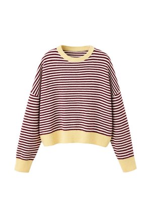 Gestreifter Langarmpullover mit horizontalen burgunderroten und weißen Streifen, gelbem geripptem Halsausschnitt, Bündchen und Saum, dargestellt auf weißem Hintergrund.