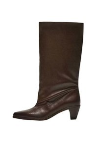 Botine din piele maro, cu vârf ascuțit, design lejer și toc conic. Textură netedă, fără modele sau accesorii suplimentare.