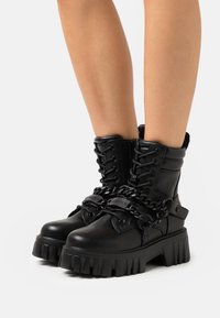 Buffalo LION MID CHAIN - Stivaletti con plateau - black