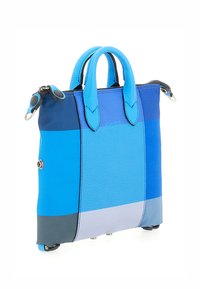 Borsa a mano in pelle blu con un design strutturato, che presenta diverse sfumature di blu, due manici superiori e accenti in metallo argentato.