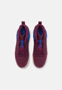 Bordeaux sneakers med blå detaljer og snørebånd, med et glatt overmateriale, polstret krage og en teksturert såle med logodetalj.
