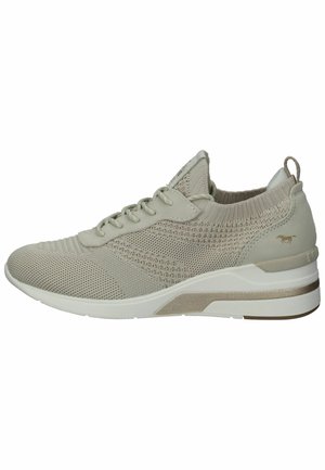 Baskets de sport beige clair avec une tige en maille texturée, des lacets et une semelle intermédiaire blanche rembourrée. Dotées d'un logo discret sur l'accent du talon.