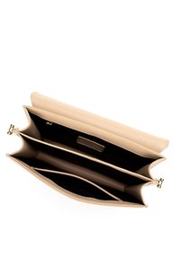 Clutch in pelle beige con una texture liscia, dotata di due scomparti interni e una chiusura in tonalità oro. Interno foderato in nero.