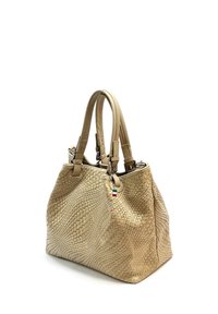 Beige geweven leren handtas met dubbele handvaten, zilveren gespen en een klein Italiaans vlaggetje als charme dat aan een handvat hangt.