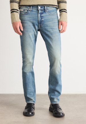 Lichtblauwe denim jeans met een rechte snit, lichtere vervaging op de dijen, vijf zakken en een klassieke knoopsluiting.