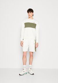 Lacoste UNISEX - Športni pulover - flour/oliv