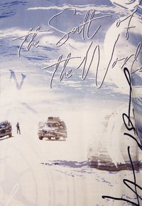 Véhicules tout-terrain circulant sur un paysage enneigé avec une personne debout à proximité, surmontés d'un grand texte en écriture cursive.