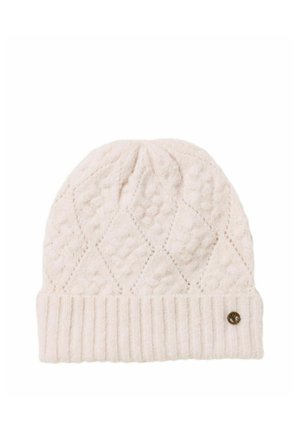 Gorro de invierno tejido color crema con patrón de diamantes y borde acanalado doblado, con un pequeño logo metálico redondo en el lateral.