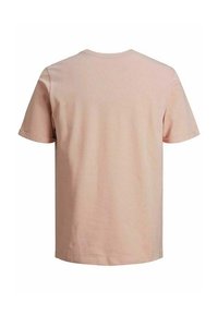 Camiseta lisa de color rosa claro con mangas cortas, vista desde atrás, con escote redondo y detalle simple en el dobladillo.