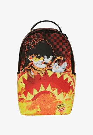 Mochila con un diseño negro y rojo fuego que presenta personajes de dibujos animados. Superficie texturizada, correas ajustables y un asa superior.
