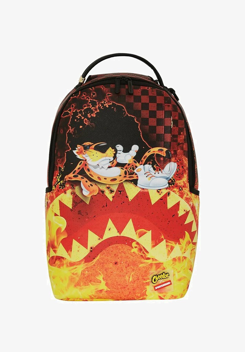 Mochila con un diseño negro y rojo fuego que presenta personajes de dibujos animados. Superficie texturizada, correas ajustables y un asa superior.