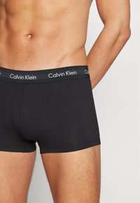 Calvin Klein Underwear LOW RISE TRUNK 5 PACK COTTON STRETCH - Calzoncillos - black/multicolor