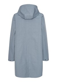 Jasnoniebieski długi płaszcz przeciwdeszczowy z kapturem, o prostym kroju, z zatrzaskami na mankietach, widoczny od tyłu.